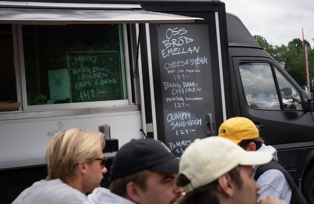 Foodtrucken Oss bröd emellan med kö av gäster